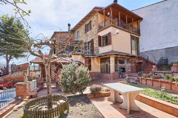 casa indipendente in vendita a Castiglione del Lago in zona Villastrada