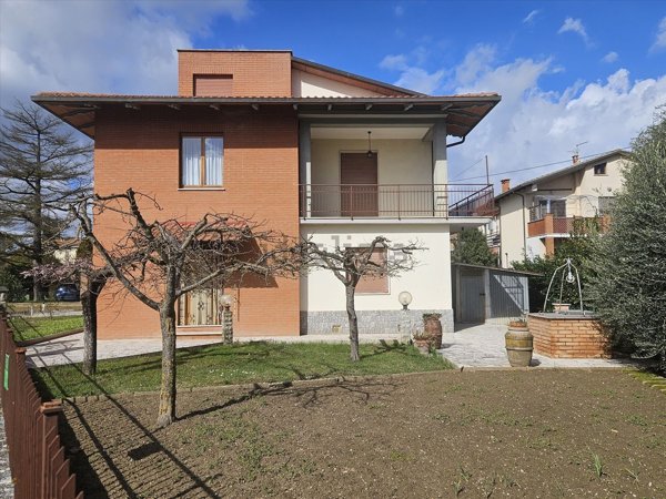 casa indipendente in vendita a Castiglione del Lago