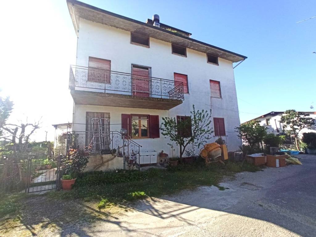 casa indipendente in vendita a Castiglione del Lago in zona Piana