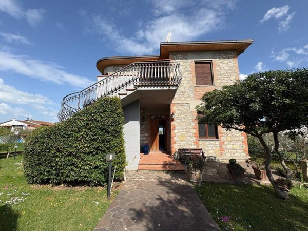 casa indipendente in vendita a Castiglione del Lago