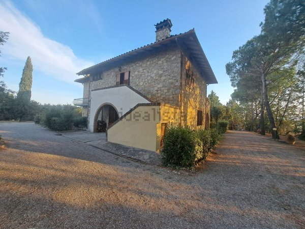 casa indipendente in vendita a Castiglione del Lago in zona Villastrada