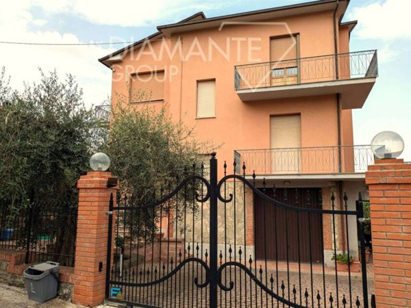casa indipendente in vendita a Castiglione del Lago