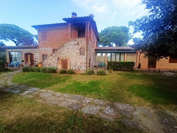casa indipendente in vendita a Castiglione del Lago in zona Piana