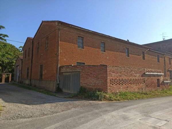 locale di sgombero in vendita a Castiglione del Lago