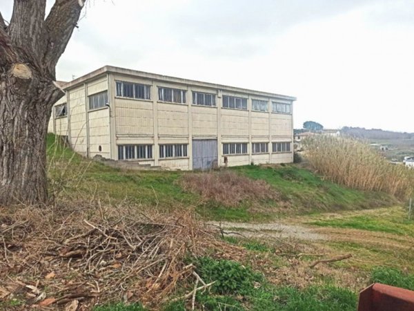 capannone in vendita a Castiglione del Lago in zona Vaiano