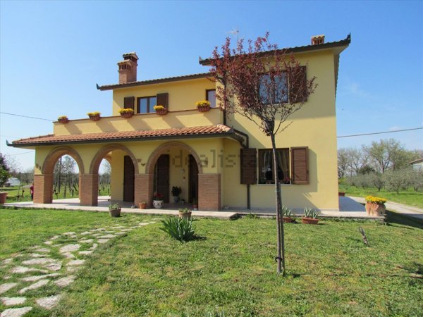 casa indipendente in vendita a Castiglione del Lago