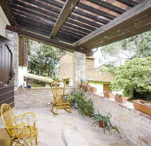 locale di sgombero in vendita a Castiglione del Lago