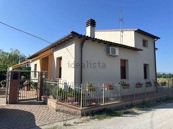 casa indipendente in vendita a Castiglione del Lago