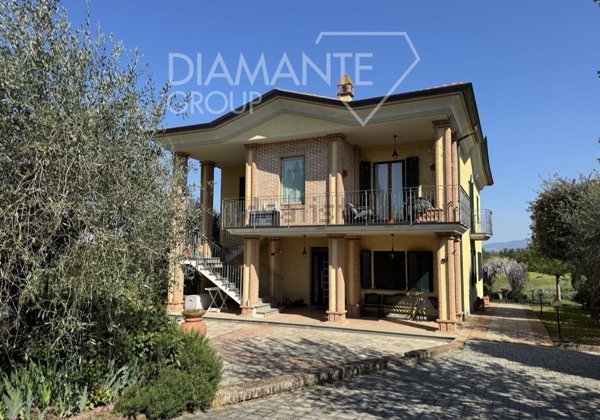 casa indipendente in vendita a Castiglione del Lago