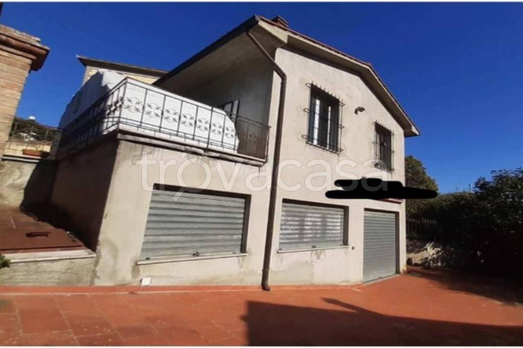 negozio in vendita a Castiglione del Lago in zona Porto