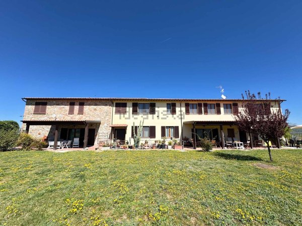 casale in vendita a Castiglione del Lago in zona Macchie