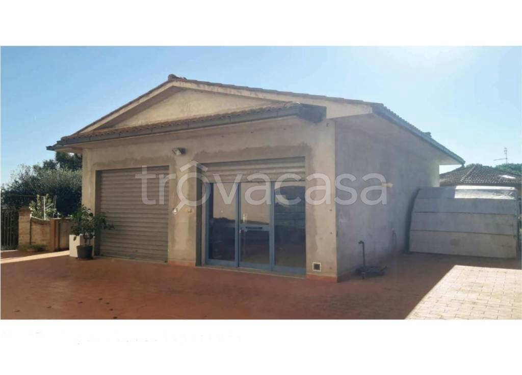 negozio in vendita a Castiglione del Lago in zona Porto