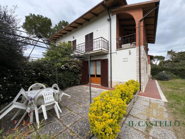 casa indipendente in vendita a Castiglione del Lago in zona Casamaggiore
