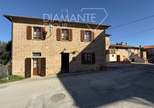 casa indipendente in vendita a Castiglione del Lago in zona Casamaggiore