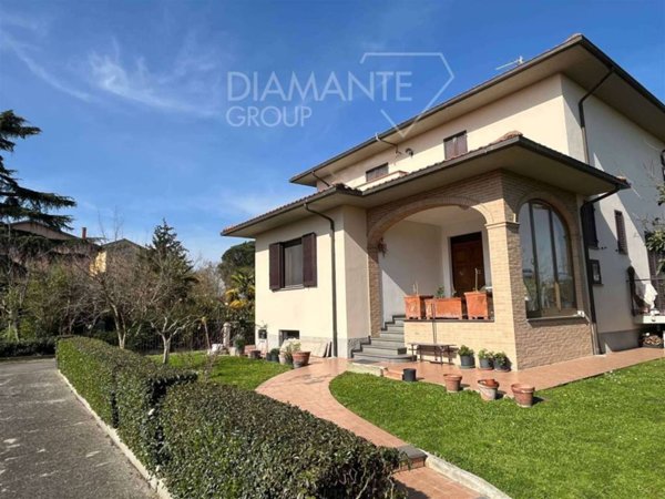casa indipendente in vendita a Castiglione del Lago