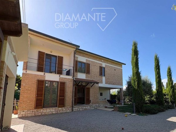casa indipendente in vendita a Castiglione del Lago