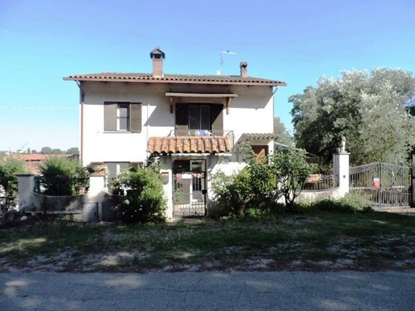 casa indipendente in vendita a Castiglione del Lago in zona Panicarola