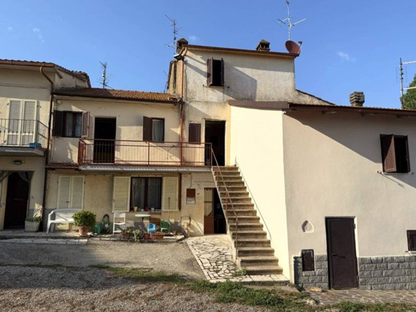 casa indipendente in vendita a Castiglione del Lago in zona Casamaggiore