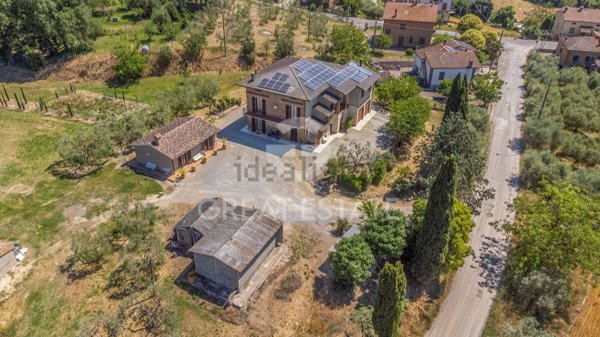 casa indipendente in vendita a Castiglione del Lago in zona Porto