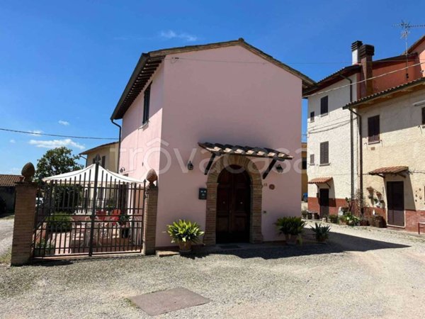 casa indipendente in vendita a Castiglione del Lago in zona Casamaggiore