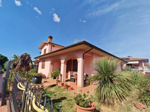 casa indipendente in vendita a Castiglione del Lago in zona Casamaggiore