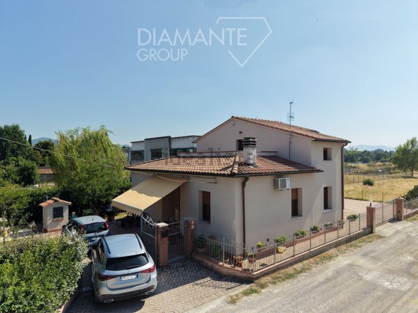 casa indipendente in vendita a Castiglione del Lago
