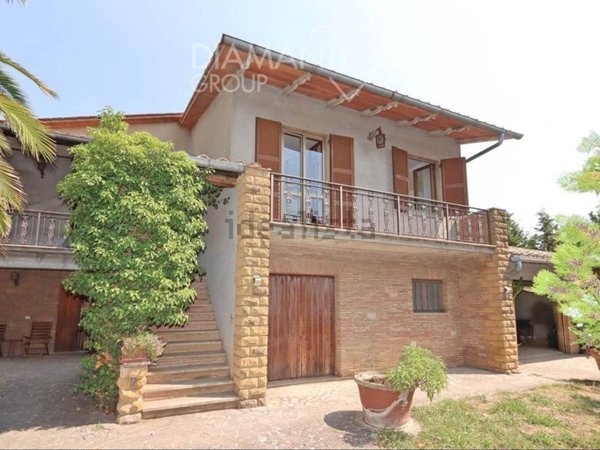 casa indipendente in vendita a Castiglione del Lago in zona Gioiella