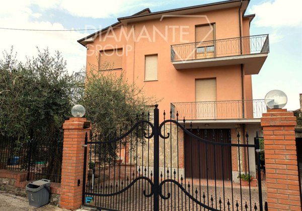 casa indipendente in vendita a Castiglione del Lago