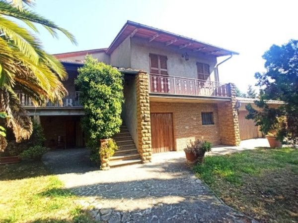casa indipendente in vendita a Castiglione del Lago in zona Gioiella