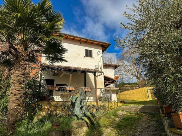 casa indipendente in vendita a Castiglione del Lago in zona Vaiano