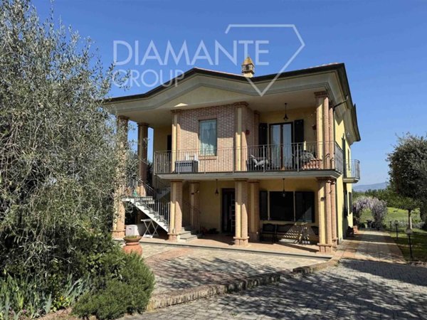 casa indipendente in vendita a Castiglione del Lago