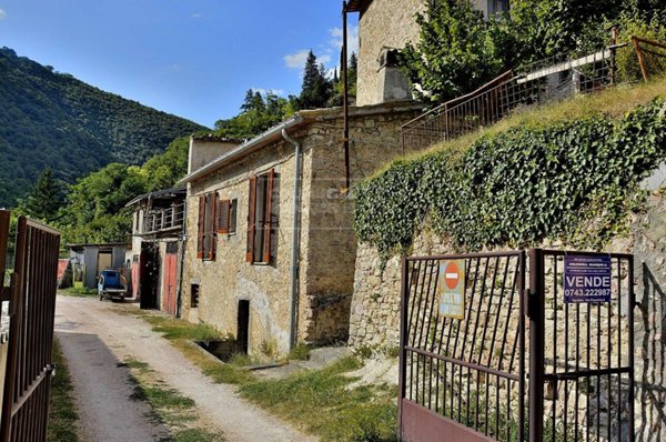 appartamento in vendita a Cerreto di Spoleto in zona Borgo Cerreto