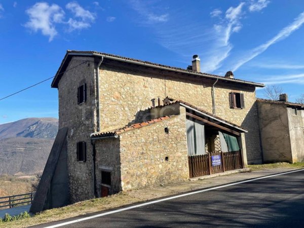 casa indipendente in vendita a Cerreto di Spoleto
