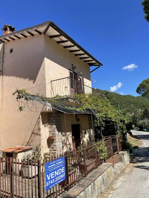 casa indipendente in vendita a Cerreto di Spoleto in zona Rocchetta