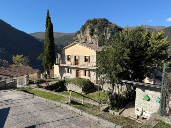 casa indipendente in vendita a Cerreto di Spoleto in zona Ponte