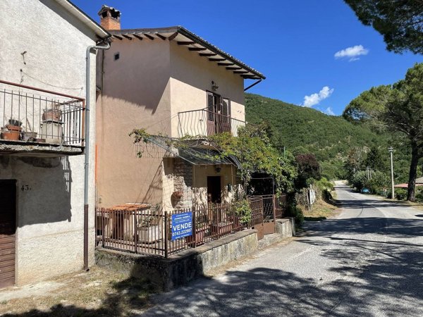 casa semindipendente in vendita a Cerreto di Spoleto in zona Rocchetta