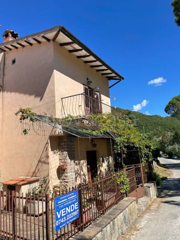 casa indipendente in vendita a Cerreto di Spoleto in zona Rocchetta