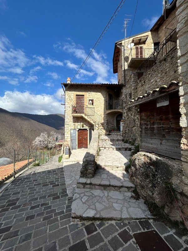 pentavano in vendita a Cerreto di Spoleto in zona Borgo Cerreto