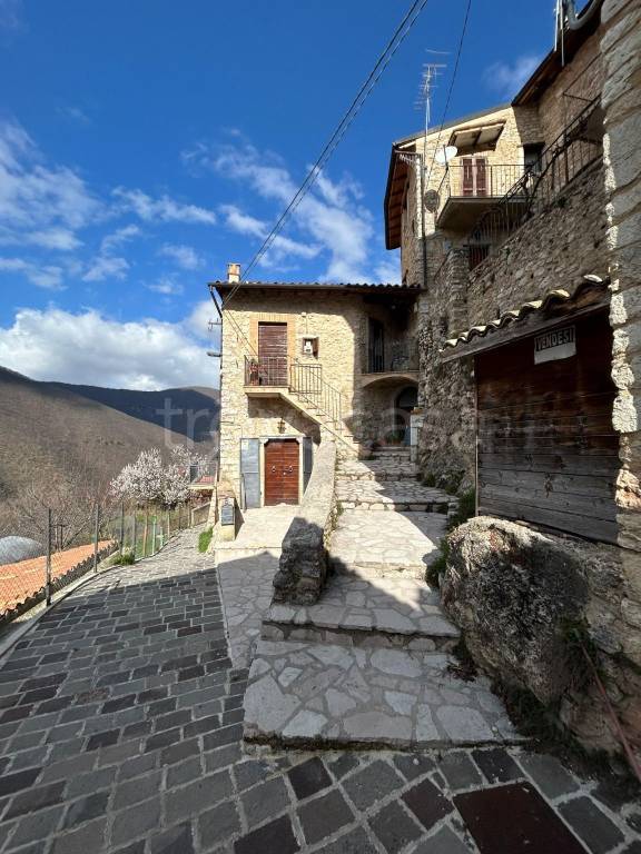 appartamento in vendita a Cerreto di Spoleto in zona Borgo Cerreto