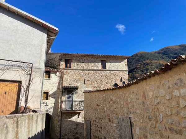 appartamento in vendita a Cerreto di Spoleto in zona Triponzo