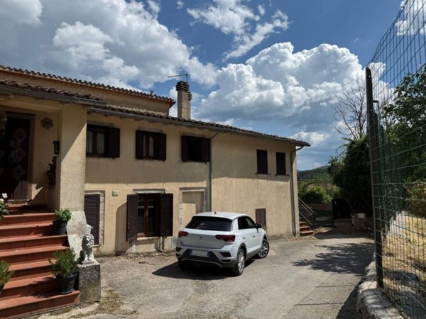casa indipendente in vendita a Cerreto di Spoleto in zona Macchia