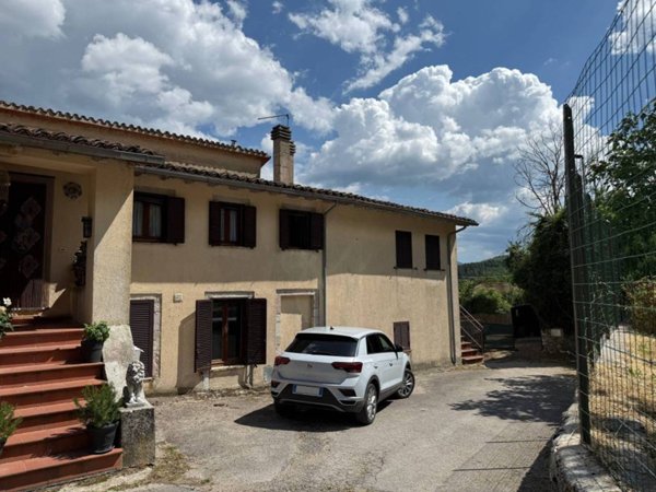 appartamento in vendita a Cerreto di Spoleto in zona Macchia