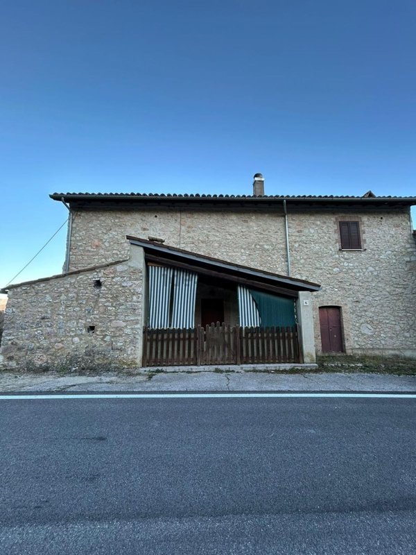 casa indipendente in vendita a Cerreto di Spoleto