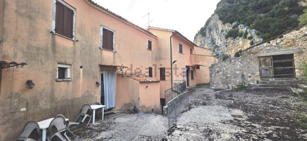 casa indipendente in vendita a Cerreto di Spoleto in zona Triponzo
