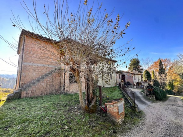 pentavano in vendita a Città della Pieve in zona Moiano