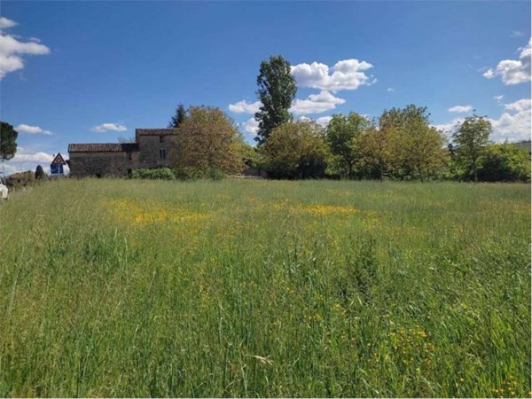 terreno edificabile in vendita a Città di Castello in zona Cinquemiglia
