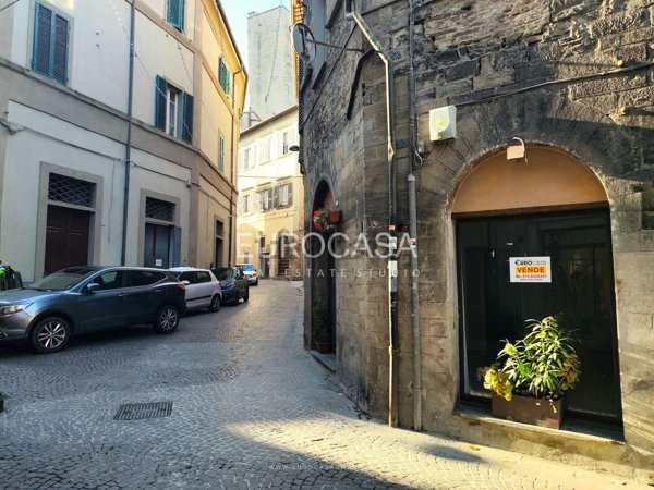 locale commerciale in vendita a Città di Castello