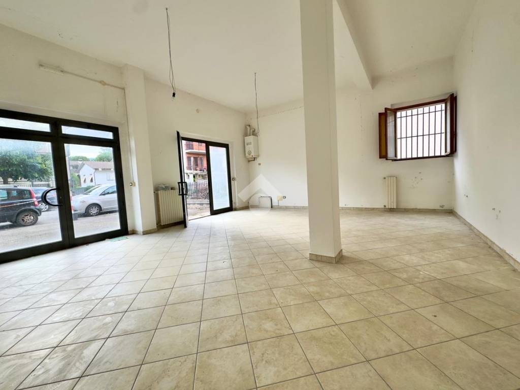 negozio in vendita a Città di Castello in zona Zoccolanti
