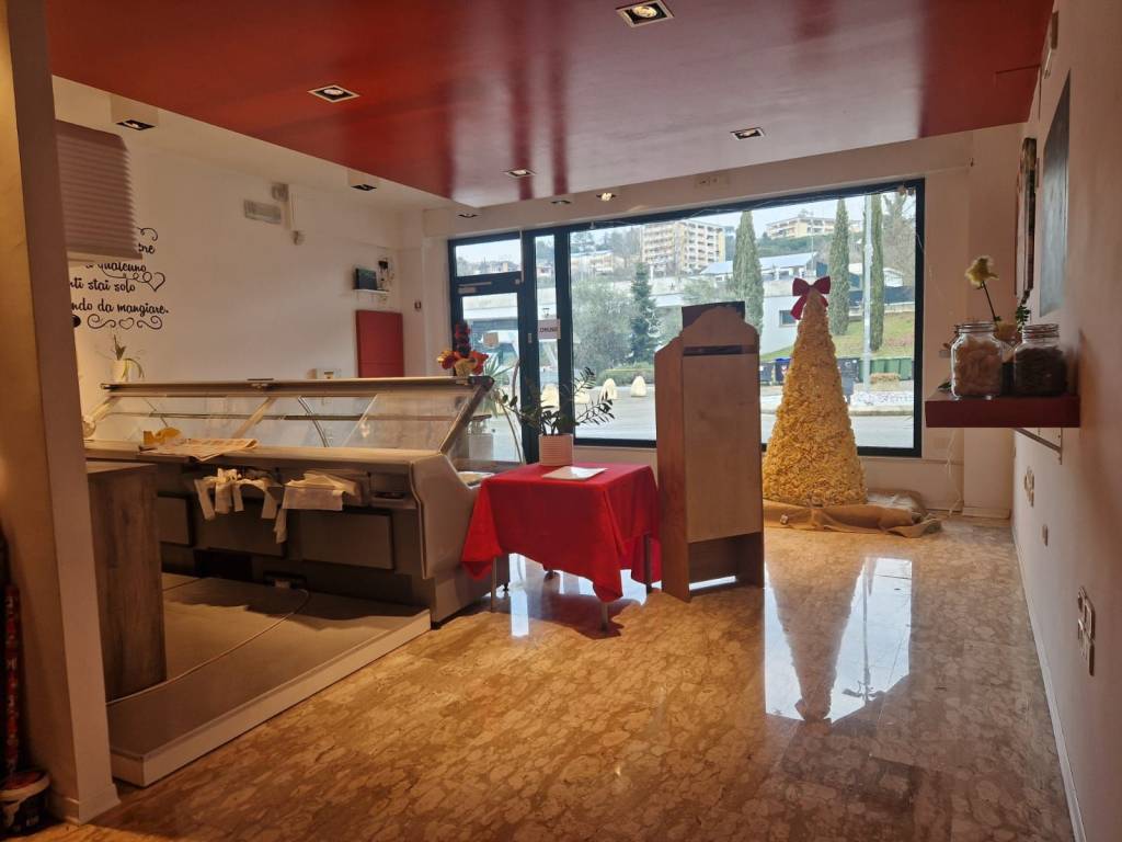 negozio in vendita a Corciano in zona Ellera Chiugiana