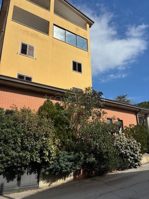 locale commerciale in vendita a Corciano in zona Mantignana